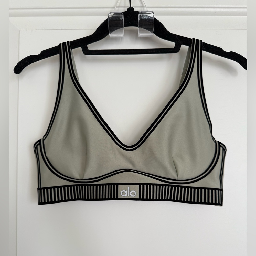 Alo Yoga Airlift Line Up Bra